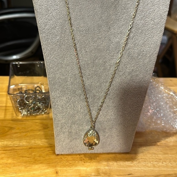 Beautiful necklace with a crystal type pendant and a heart on it​​ - Picture 1 of 2